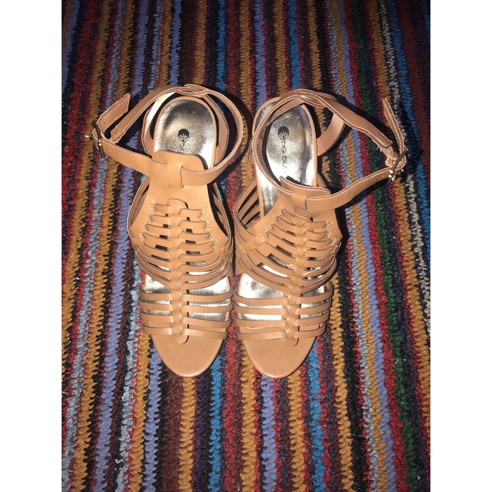 NWOT Big Buddha strap chunk heels size 10!